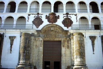 Fachada principal de la Iglesia de la Granada