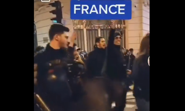 Los antidisturbios franceses se quitan los cascos para unirse a la manifestación anti fascista